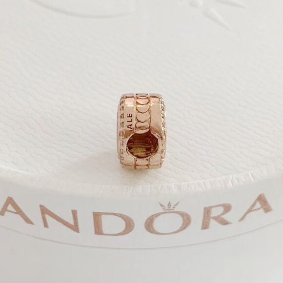 2021 Pandora Winter Release 925 Sterling Silver Disney World Club 33 Charm - Picture 2 of 4
